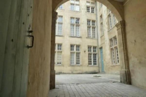 LES TROIS CHANDELIERS un petit paradis en plein centre ville